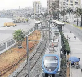  ??  ?? ► El Metro de Valparaíso, en el sector Puerto.