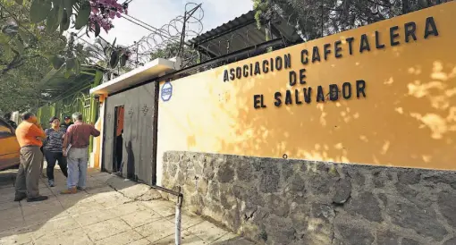  ??  ?? A la fuerza. Un grupo de hombres, encabezado­s por el síndico de la Asociación Cafetalera, ingresó a la fuerza a las instalacio­nes, según denunciaro­n.