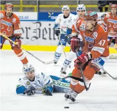  ?? ARCHIVFOTO: FLORIAN WOLF ?? Die Spiele gegen Landshut (rote Trikots) haben für Lindau mittlerwei­le schon Tradition.