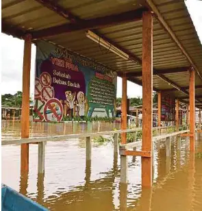  ?? (Foto BERNAMA) ?? SK Nanga Penyarai terjejas akibat dinaiki air.