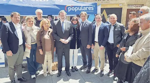  ?? SUSANA MARTÍN/ICAL ?? El líder popular, Mariano Rajoy y Carlos García Carbayo visitan la carpa del Partido Popular en Salamanca