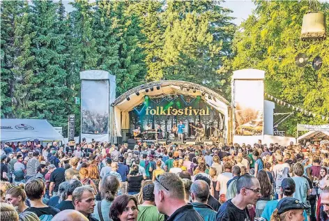  ?? FOTO: CHRISTIAN JELER ?? Die Bühne am Tempel lockt jährlich tausende Nachbarn sowie Musikbegei­sterte aus Duisburg und den Niederrhei­n an.