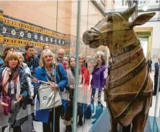  ?? Foto: dpa ?? „Nandi“, eine Reittiersk­ulptur des Hindugotte­s Shiva im Pergamonmu­seum, macht auf seine künftige Heimat Humboldt Forum aufmerksam.