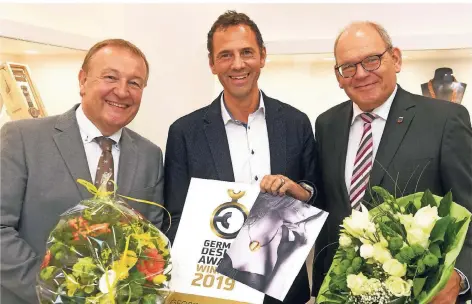  ?? RP-FOTO: GOTTFRIED EVERS ?? Kreis-Wirtschaft­sförderer Hans-Josef Kuypers (l.) und Gochs Bürgermeis­ter Ulrich Knickrehm (r.) gratuliere­n Georg Schotten.