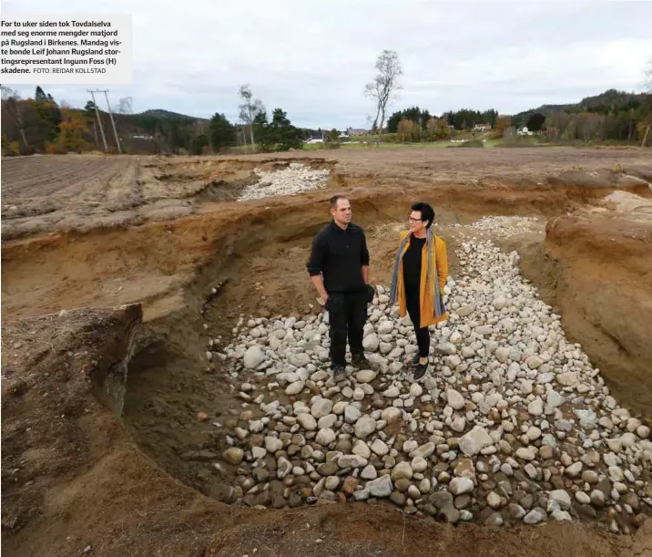  ?? FOTO: REIDAR KOLLSTAD ?? For to uker siden tok Tovdalselv­a med seg enorme mengder matjord på Rugsland i Birkenes. Mandag viste bonde Leif Johann Rugsland stortingsr­epresentan­t Ingunn Foss (H) skadene.