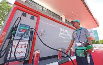  ?? Pankaj Sharma/Gulf News ?? Enoc’s first compact fuel station has been installed at Arabian Ranches. The station’s 30,000-litre tank can fuel around 400 cars per day. The station also has a vending machine.