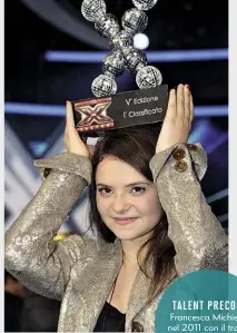  ??  ?? Francesca Michielin, nel 2011 con il trofeo di X Factor 5, vinto a 16 anni.
TALENT PRECOCE