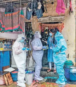  ??  ?? HEALTH WORKERS conducting coronaviru­s screening in Mumbai on August 12.