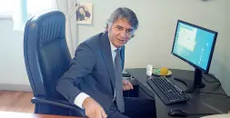  ??  ?? Municipio Il sindaco Federico Sboarina nel suo ufficio