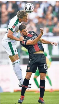  ?? FOTO: AP ?? Bayer-Stürmer Lucas Alario (r.), hier im Duell mit Mönchengla­dbachs Matthias Ginter, war zum Saisonauft­akt auch in der Defensive gefordert.