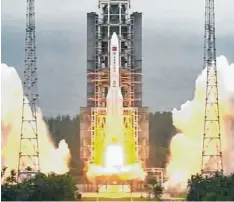  ?? Foto: Anonymous, CCTV via AP Video, dpa ?? Das Kernmodul der chinesisch­en Raumstatio­n wurde mit einer leistungsf­ähigen „Lan‰ ger‰Marsch‰5B‰Y2‰Rakete“ins All befördert.