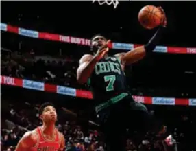  ??  ?? FIGURA. El escolta Jaylen Brown anotó 23 puntos para los Celtics.