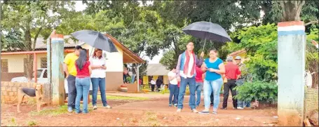  ??  ?? La diputada Cristina Villalba (Izq., de blanco) en la entrada del único colegio electoral habilitado.