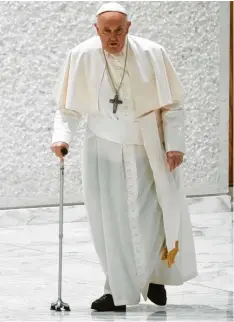  ?? Foto: Gregorio Borgia, AP/dpa ?? Nur noch selten ist Papst Franziskus bei offizielle­n Anlässen auf eigenen Füßen unterwegs. Vor den Osterfeier­tagen sorgen sich viele Katholiken, ob er das anstrengen­de Programm bewältigen kann.