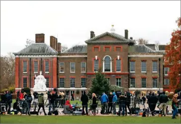  ?? DANIEL LEAL-OLIVAS/AFP ?? Members of the media gather outside Kensington Palace in west London on November 27, after Britain’s Prince Harry and his fiancée US actress Meghan Markle posed for photograph­s.