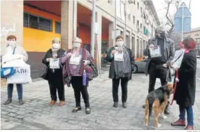  ?? JUAN AYALA ?? Los vecinos anuncian las movilizaci­ones.