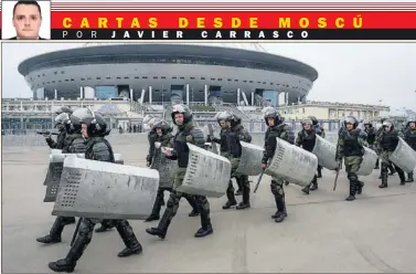  ??  ?? SEGURIDAD. La Policía rusa hace ensayos ante el estadio de San Petersburg­o de cara al Mundial.