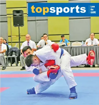  ?? MACKY LIM ?? DANGEROUS MATCH. This was how defending champion Rexor Tacay of Davao City, right, hurt his knee during the senior men's -67 kilograms quarterfin­als match against Dagupan City's Jude Michael Uson, 5-3, in the Philippine National Games (PNG) 2018 at the SM Seaside Sky Hall in Cebu City yesterday.