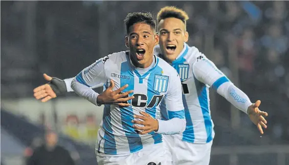  ?? MARIO QUINTEROS ?? El debut ideal de otro pibe. Matías Zaracho celebra su tanto de cabeza con Lautaro Martínez. Fue su primer partido como titular.