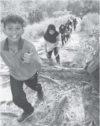  ??  ?? MOHD Haikal dan rakan kumpulan menyahut cabaran untuk mendaki Bukit Kubong.