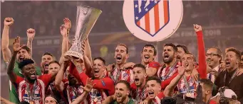  ?? EPA ?? La grande festa dell’Atletico Madrid con la coppa: a destra si vede l’allenatore Diego Simeone