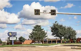  ?? FOR THE OKLAHOMAN] [PHOTOS BY THOMAS MAUPIN, ?? With no pedestrian­s in the crosswalk, the new signal lights are dark at SE 4 and S Bouziden Drive. Highland East Junior High School is in the background.