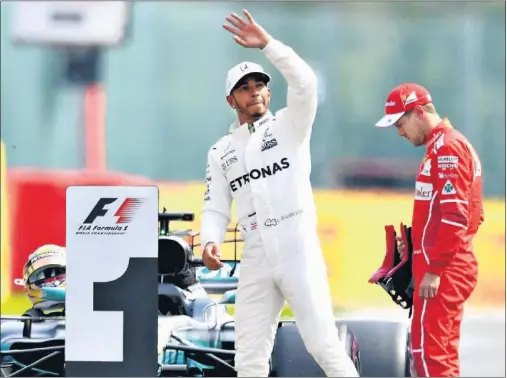  ??  ?? RÉCORD. Lewis Hamilton logró su pole número 68 igualando así a Michael Schumacher como líder en ese apartado.