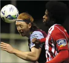  ?? Picture: Paul Connor ?? Drogheda United’s Hugh Douglas wins this aerial duel with Walter Figueira of Derry City on Friday night last.