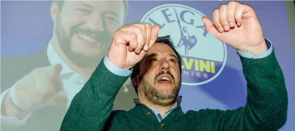  ??  ?? A Milano Matteo Salvini, 45 anni, durante l’incontro con i parlamenta­ri neo eletti, nella sede della Lega in via Bellerio (Italy Photo
Press)