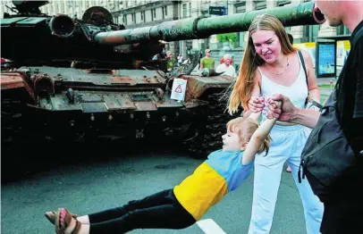  ?? EUROPA PRESS ?? Una joven ucraniana asiste a la exhibición de tanques rusos destruidos en el centro de Kyiv, ayer