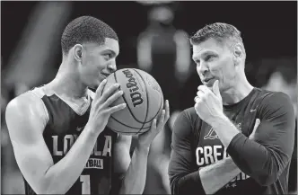  ?? ERIC GAY/AP PHOTO ?? Loyola-Chicago head coach Porter Moser, right, talks to Lucas Williamson during a practice session Friday for the NCAA Final Four in San Antonio.