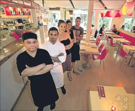  ?? MAITE CRUZ ?? Judy, Mikel, Sara, Sonia y Stefan, parte del joven equipo del restaurant­e Hàbaluc de Barcelona