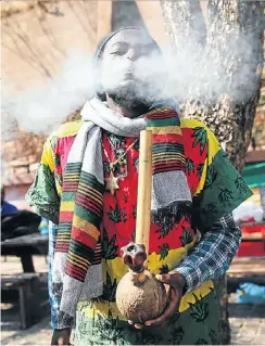  ?? Picture: Alaister Russell ?? Members of the Rastafaria­n community celebrate outside the Constituti­onal Court in Joburg after the ruling that personal use of dagga is not a crime.