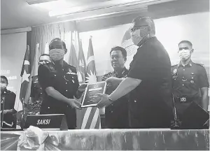  ??  ?? SERAH TERIMA: Hazani menyaksika­n pertukaran pegawai untuk tujuh jawatan kanan Kontinjen Sabah termasuk empat Ketua Polis Daerah, dan Ketua Jabatan Siasatan Jenayah Narkotik Negeri di IPK Sabah, semalam.