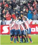  ?? AP ?? Los jugadores de Chivas celebran bajo la fuerte nevada.