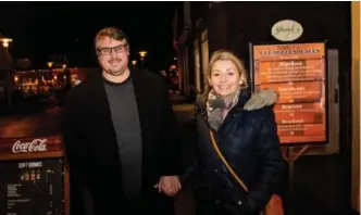  ?? FOTO: JACOB J. BUCHARD ?? Lone Flyvholm sier at hun ikke ville ha bodd i Skagen hvis det ikke hadde vaert for turistene. Her er hun ute i byen med samboeren Jens Christian Borglum.