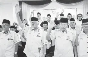  ??  ?? MANTAH: Ketuai raban bansa Melayu bagi menua Kuching betuaika Temenggong Helmi (dua kiba) besemaya mantah pengawa numbuhka MPKK di Sarawak.