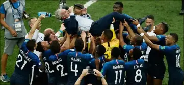  ?? (Photo AFP) ?? Les Bleus ont porté en triomphe Didier Deschamps. L’hommage à un gagneur invétéré.