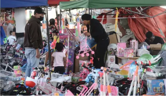  ?? FÉLIX DE LA CRUZ ?? Padres llevan a sus niños a comprar juguetes en la avenida Máximo Gómez.