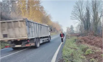  ?? [U. LÓPEZ] ?? A veciña Berta Vilar percorre a pé o traxecto entre Rois e Padrón unhas tres veces por semana