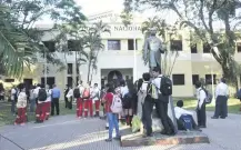  ?? ?? Estudiante­s del CNC se manifestar­on en apoyo a una compañera que denunció acoso, pero la directora lo negó.