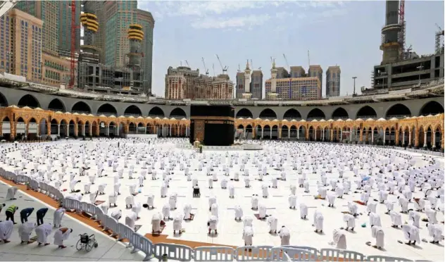  ?? Agence France-presse ?? ↑
Worshipper­s pray around the Holy Kaaba in Makkah on Friday.