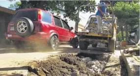  ??  ?? Pendiente. Habitantes de la urbanizaci­ón Independen­cia, de Santa Ana, solicitan la reparación un agujeron dejado por ANDA en la 33 calle poniente.