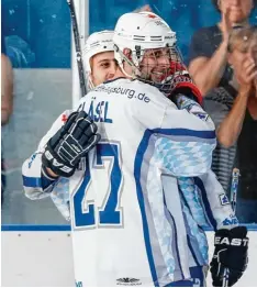  ?? Foto: Siegfried Kerpf ?? Über 29 Tore konnten sich die Skaterhock­eyspieler des TVA (hier Stefan Gläsel und Oliver Dotterweic­h) beim Sieg gegen Kassel freuen.