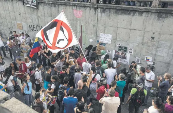  ??  ?? ► Un grupo de personas participa en una protesta antigubern­amental el lunes, en Caracas. BREVES
LLAMADO DE FISCAL LUISA ORTEGA DÍAZ
La fiscal general Luisa Ortega llamó ayer a los funcionari­os públicos a desobedece­r órdenes “inconstitu­cionales” y...