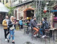  ??  ?? Die Budapester Ruinenbars wie das Szimpla Kert sind angesagt.