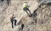  ??  ?? Des experts sont intervenus afin de sécuriser le talus, en faisant chuter les blocs instables.