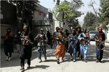  ?? FOTO: RAHMAT GUL / AP ?? Eine Taliban-patrouille in Wazir Akbar in der Nähe von Kabul.