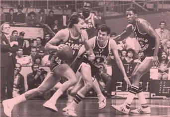  ?? ?? Amarcord Il duello dei play nella finale scudetto 1984: Mike D’Antoni (Milano) contro Roberto Brunamonti (Virtus)