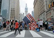  ??  ?? Un niño ondea una bandera de Estados Unidos durante una manifestac­ión contra el gobierno de Donald Trump, en Philadelph­ia.